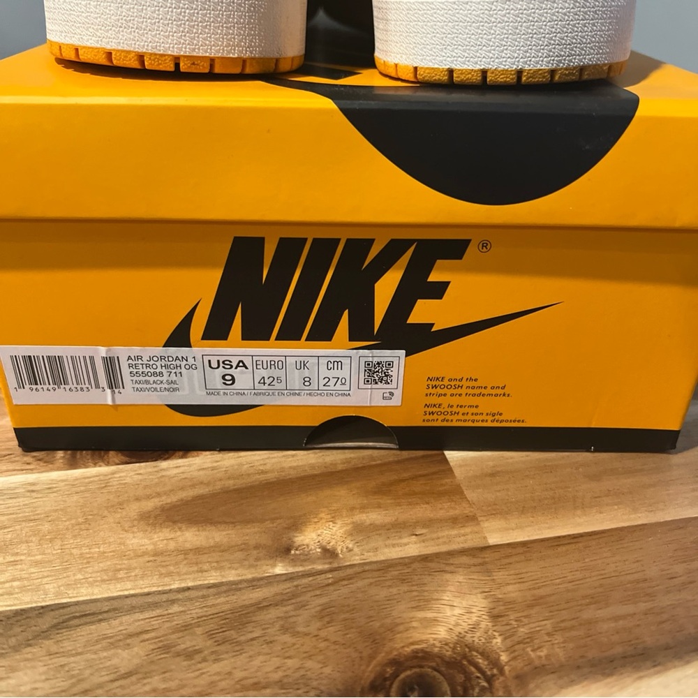 Nike High-Top Sneakers Black and Yellow - Picture 6 of 6